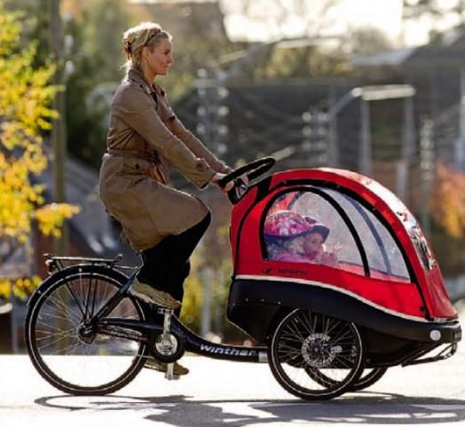 
Велосипед-коляску для занятых мам можно встретить в Дании
