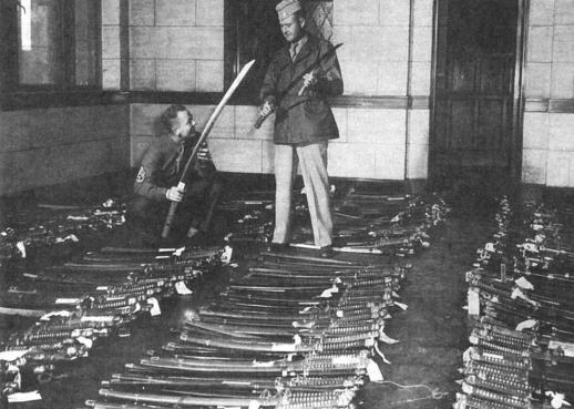 Фуллер Р., Грегори Р. Японское холодное оружие - Конфискованные военные мечи в главном служебном хранилище в Осаке, Япония, 1946 г.