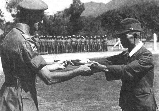 Фуллер Р., Грегори Р. Японское холодное оружие - Генерал-лейтенант Такэхара Сабуро, командир 49-й дивизии, сдает свой меч
